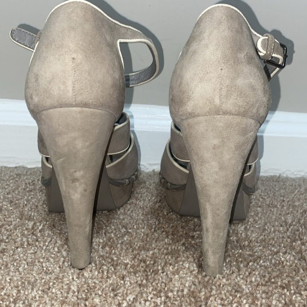 YSL | Gray Suede Sandals with T-Strap Design - Picture 3 of 11